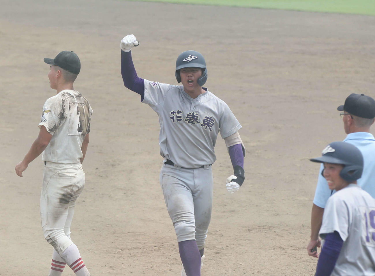一関学院対花巻東　5回、2点適時打を放ち拳をあげる花巻東・古城（撮影・高橋香奈）