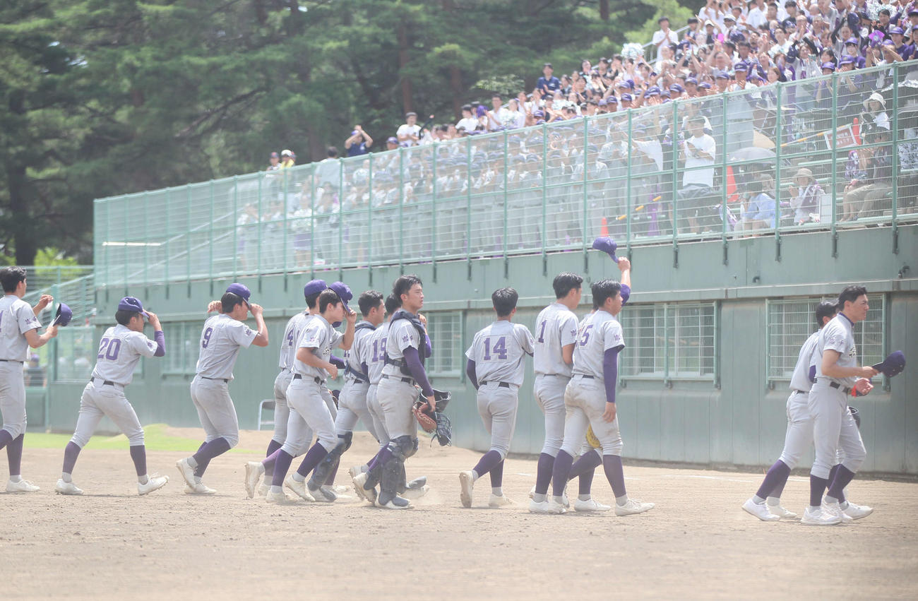 一関学院対花巻東　勝利しスタンドに挨拶をする花巻東ナイン（撮影・高橋香奈）