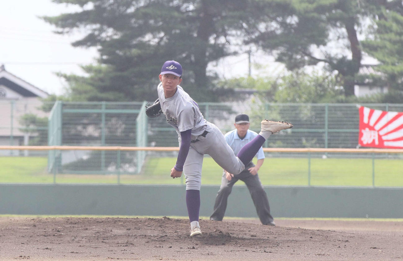 一関学院対花巻東　先発し粘投した花巻東・萬谷堅心投手（撮影・高橋香奈）