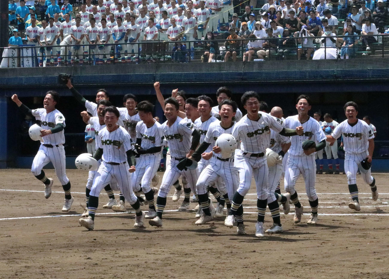 花咲徳栄対昌平　試合に勝利し喜びを爆発させる昌平ナイン（撮影・山本佳央）