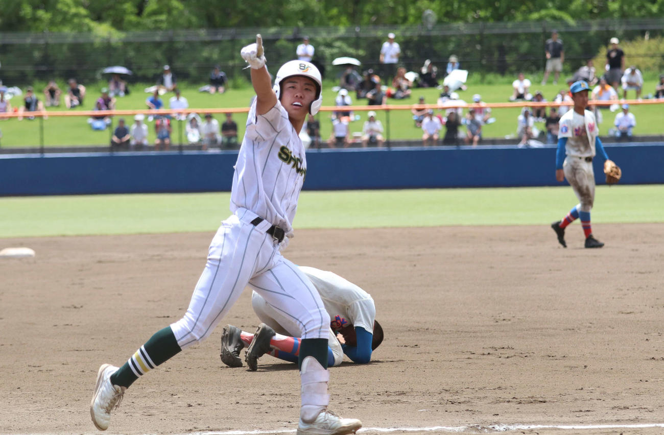 花咲徳栄対昌平　10回裏昌平1死満塁、サヨナラ満塁本塁打を放ちスタンドを指さす諏江（撮影・山本佳央）