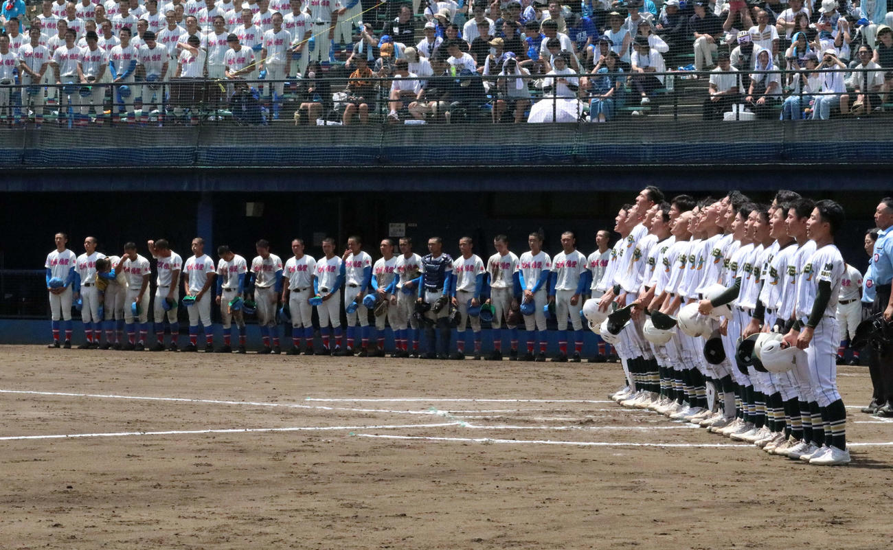 花咲徳栄対昌平　試合に勝利し校歌斉唱する昌平ナイン（撮影・山本佳央）