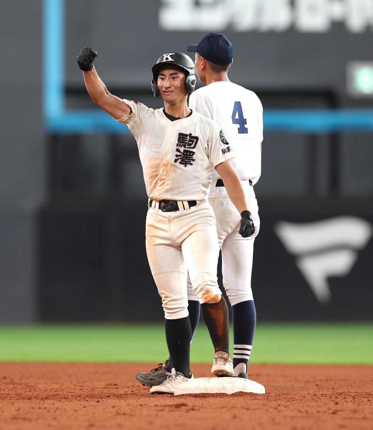 駒大苫小牧対北海　3回表駒大苫小牧1死二、三塁、左翼線に2点適時二塁打を放つ渡辺瑛（撮影・黒川智章）