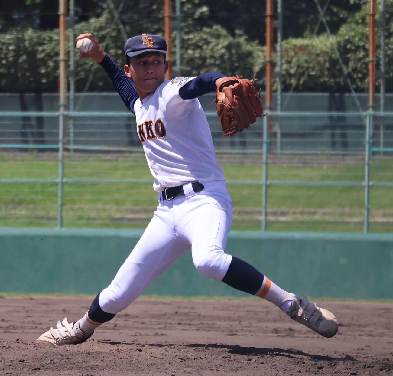 高校野球兵庫大会4回戦加古川西対神港学園　1回途中から登板し好投した神港学園・岩崎（撮影・佐藤奨真）
