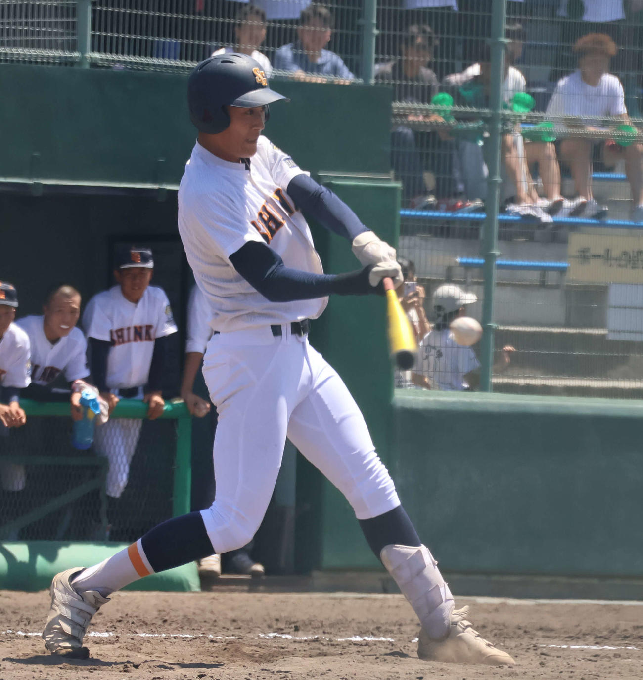 高校野球兵庫大会4回戦加古川西対神港学園　5回2死一、二塁から中越えの適時2塁打を放つ神港学園・岩崎（撮影・佐藤奨真）