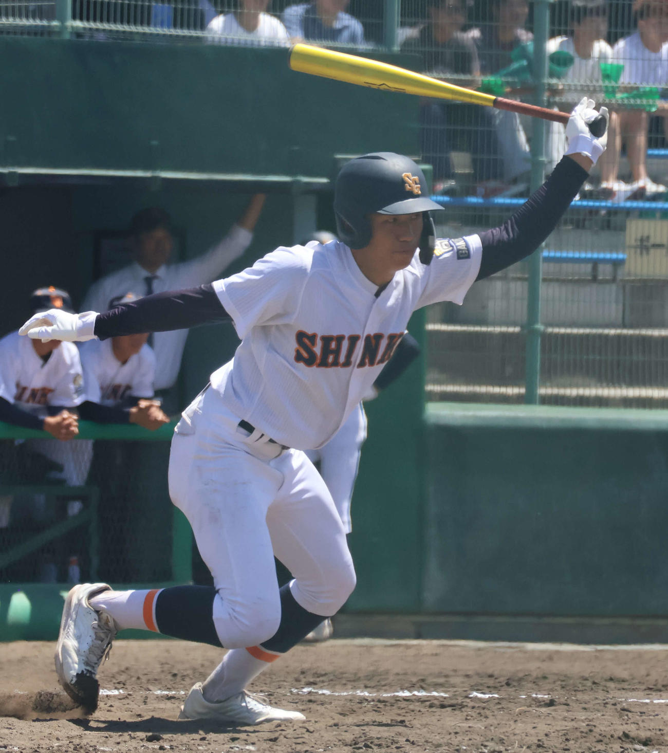 高校野球兵庫大会4回戦加古川西対神港学園　5回無死から右前打で出塁する神港学園・衣笠（撮影・佐藤奨真）