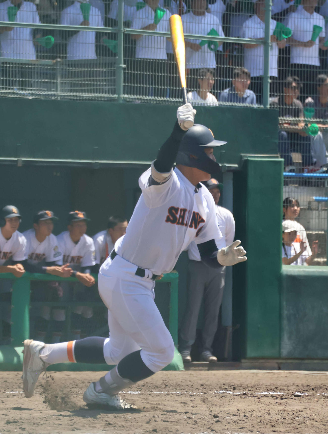 高校野球兵庫大会4回戦加古川西対神港学園　5回1死満塁から中堅へ犠飛を放つ神港学園・寺田（撮影・佐藤奨真）