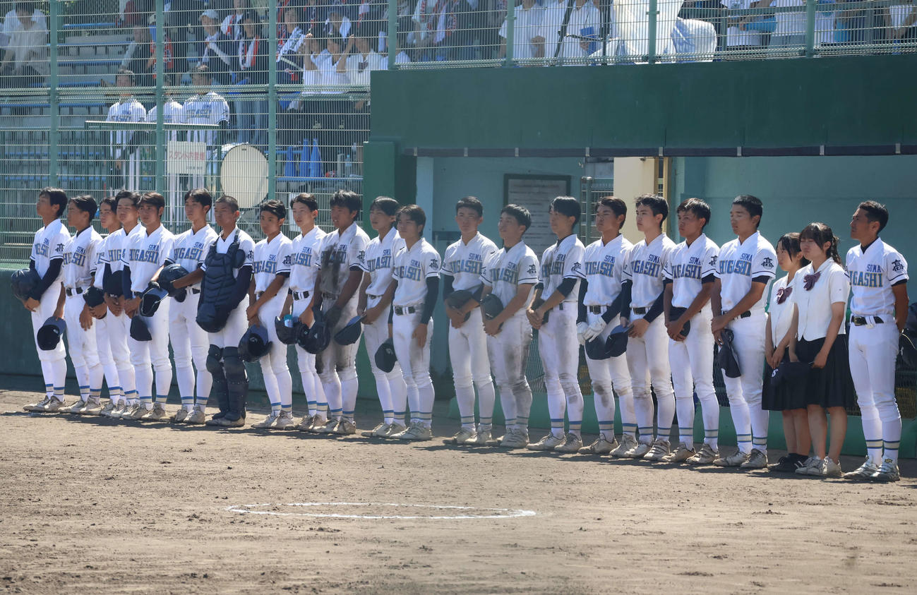 高校野球兵庫大会　4回戦兵庫工対須磨東　試合後整列する須磨東ナイン（撮影・佐藤奨真）