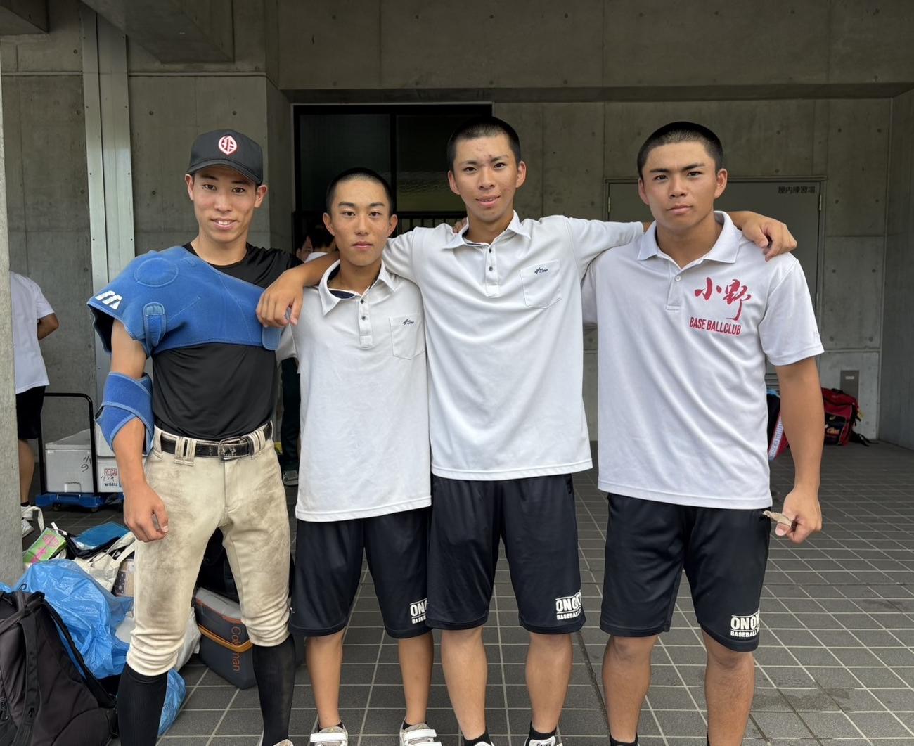 網干対小野　小野の本山兄弟と藤田兄弟。左から本山翔投手（3年）本山侑和内野手（1年）藤田篤志外野手（1年）藤田佑輔外野手（3年）（撮影・林亮佑）
