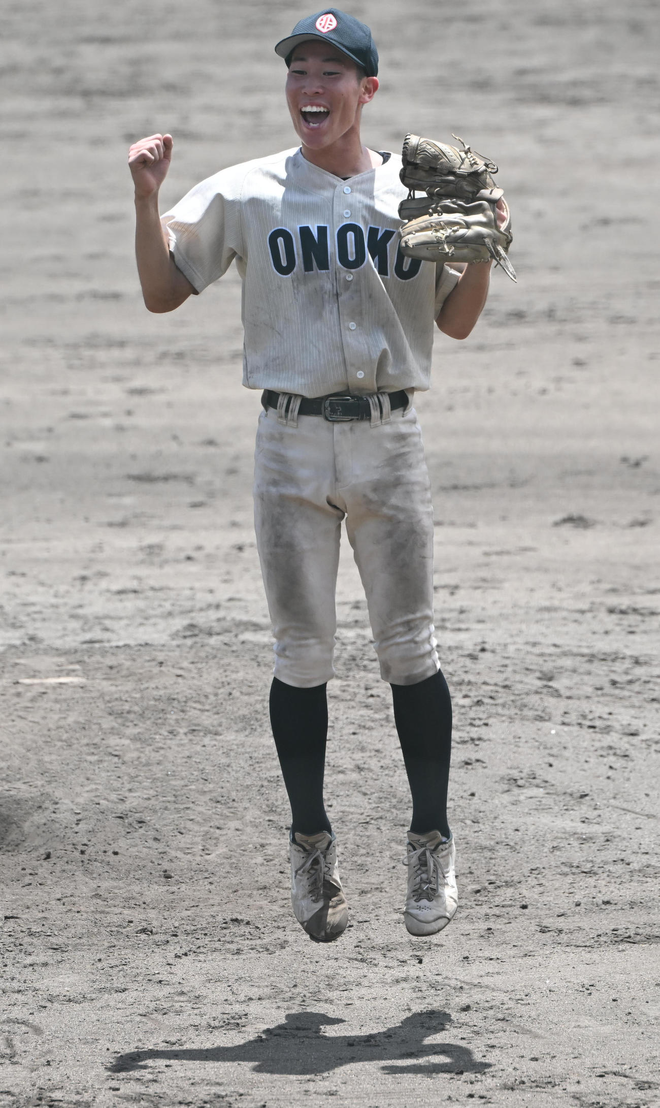小野対網干　2失点で完投勝利し、ジャンプして喜ぶ小野・本山翔（撮影・和賀正仁）