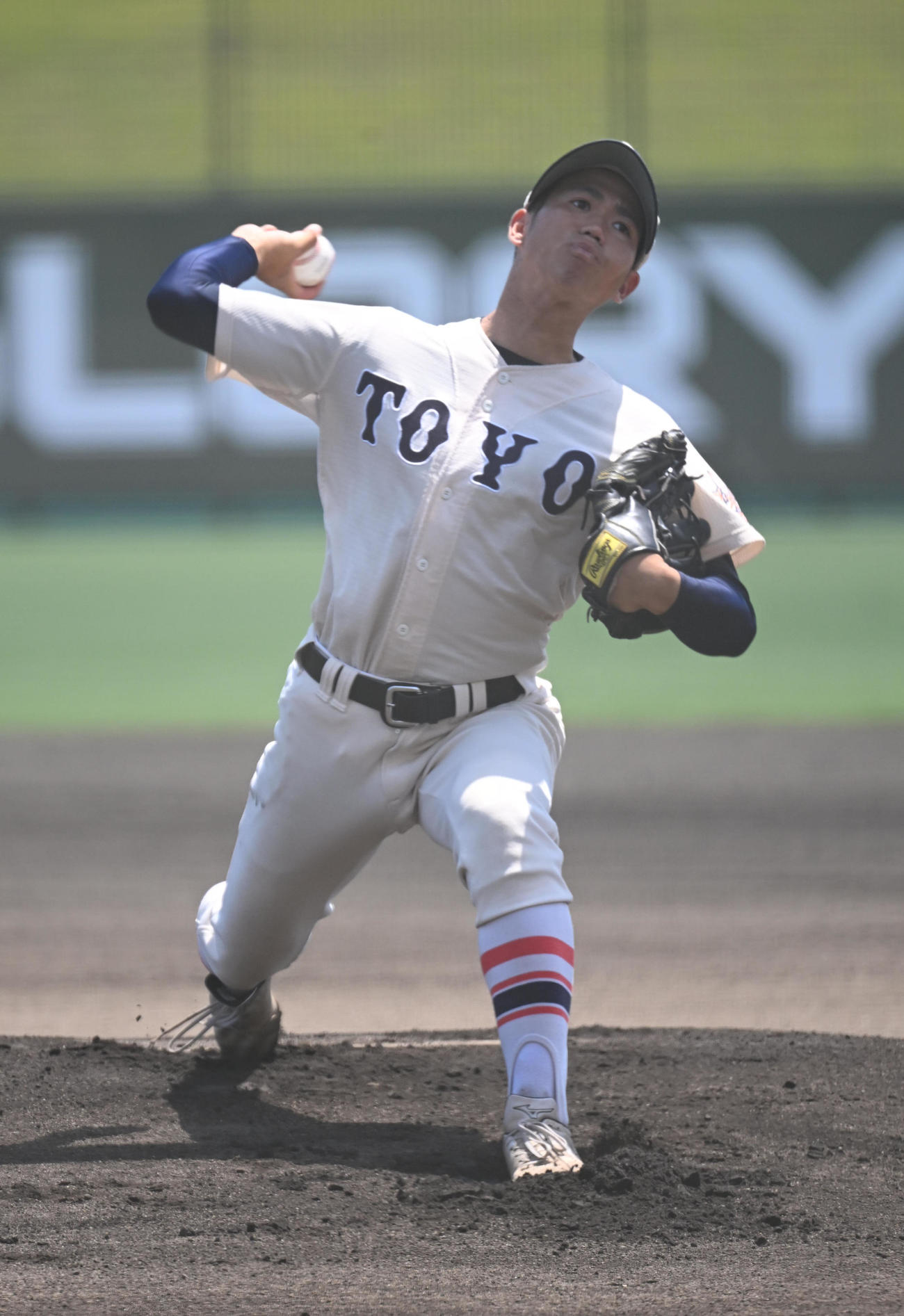 尼崎双星対東洋大姫路　7回途中まで投げ2失点と力投する東洋大姫路・西垣（撮影・和賀正仁）