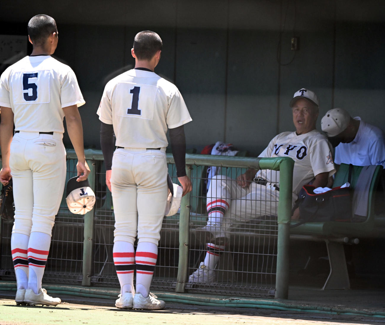 尼崎双星対東洋大姫路　試合前、選手に話をする東洋大姫路・岡田監督（撮影・和賀正仁）