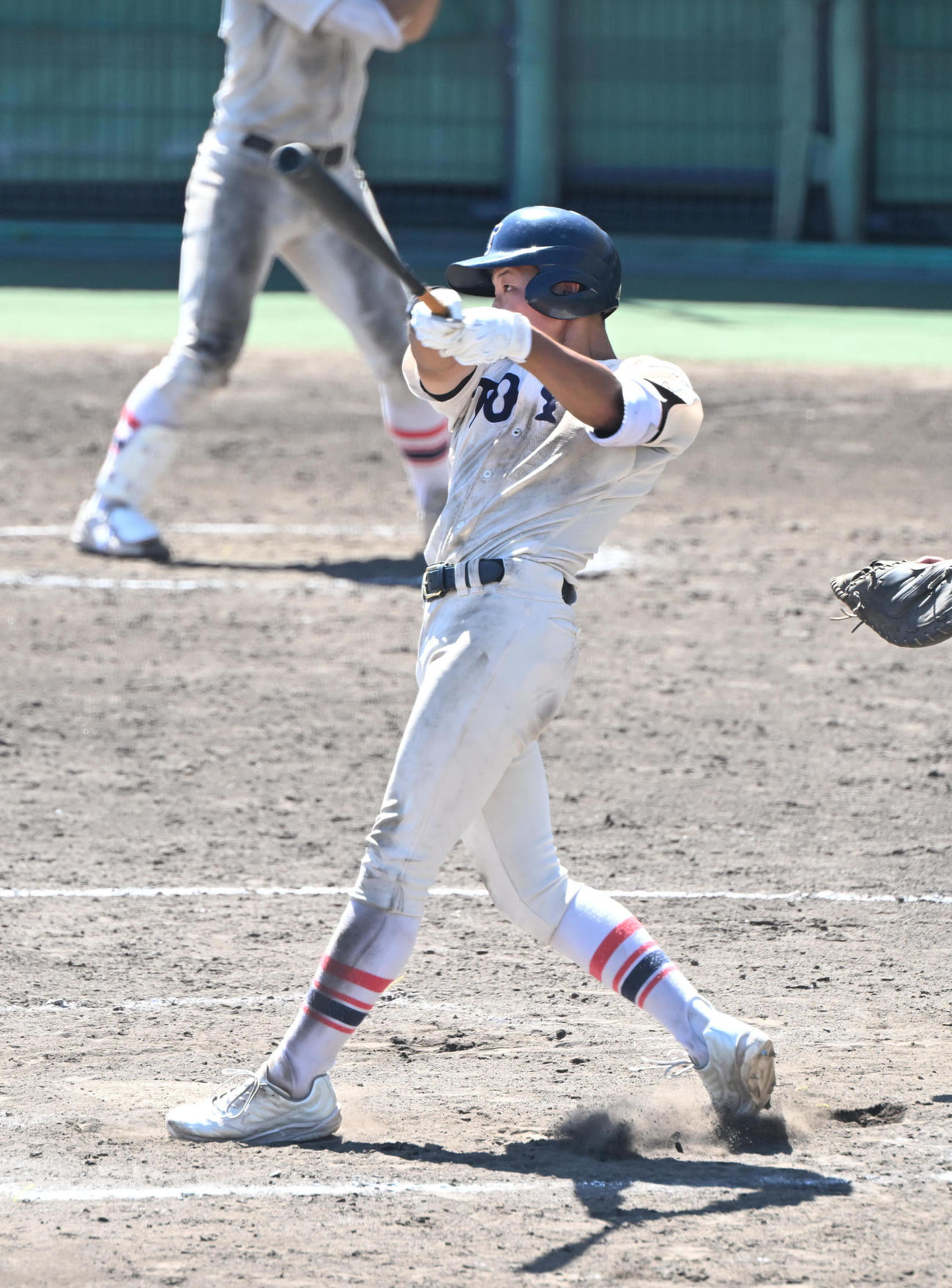 尼崎双星対東洋大姫路　5回裏東洋大姫路1死二、三塁、中越えに2点適時二塁打を放つ高畑（撮影・和賀正仁）