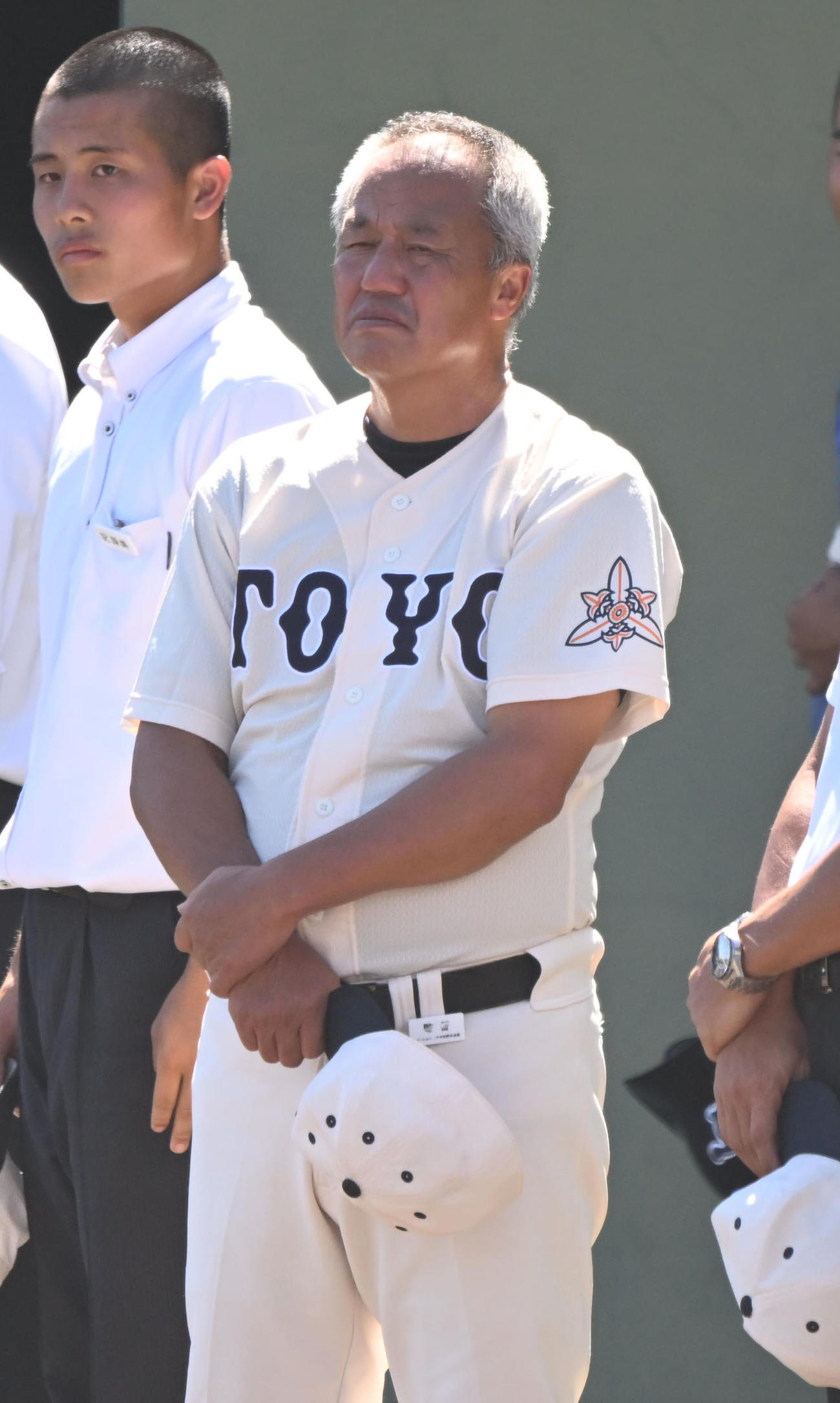 尼崎双星に勝利し、ベンチ前に並ぶ東洋大姫路・岡田監督（撮影・和賀正仁）