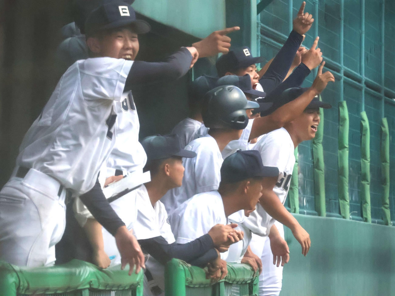 御所実対西和清陵　3回裏の猛攻で盛り上がる御所実ベンチ（撮影・溝淵千夏）