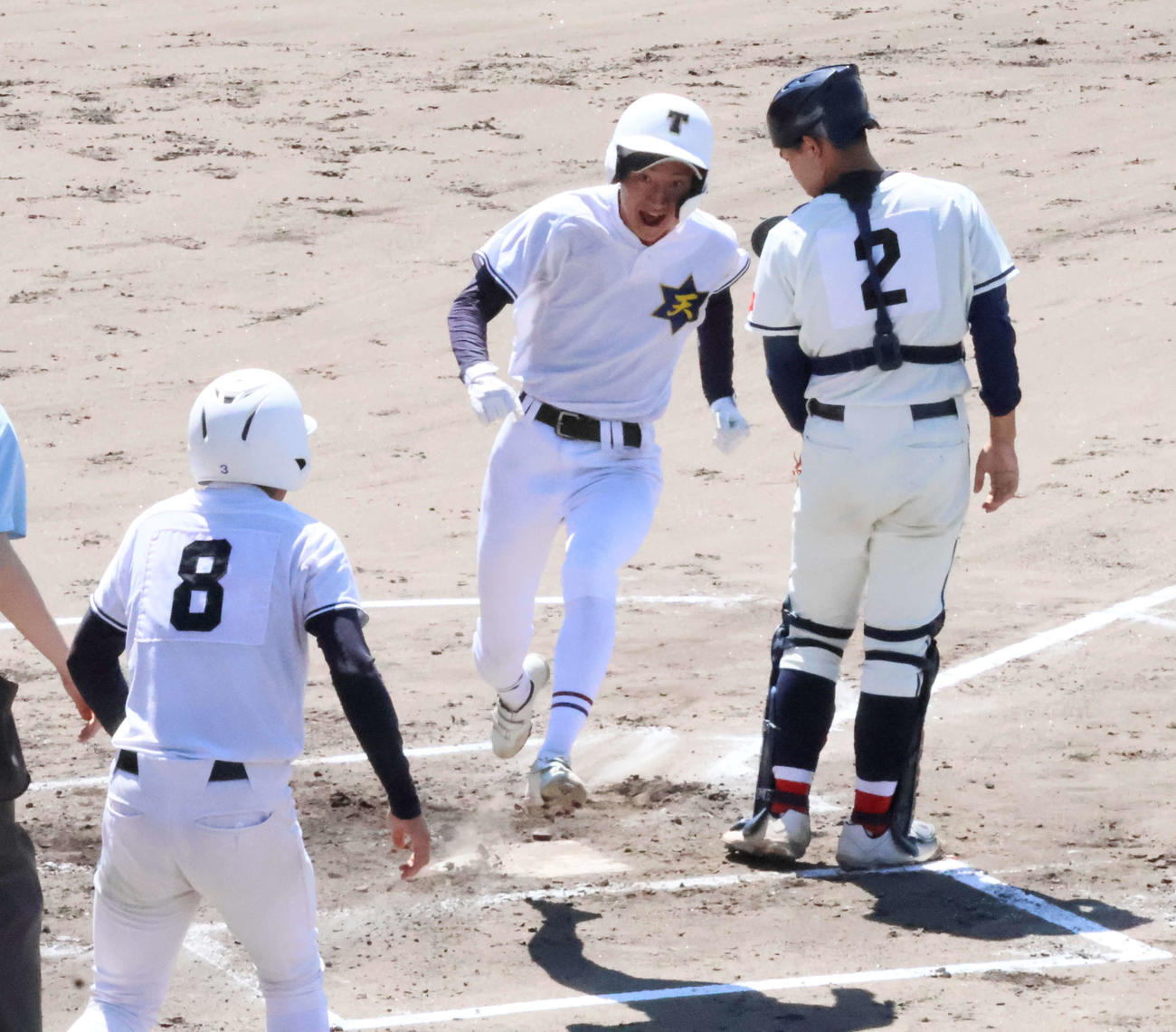 天王寺対佐野　9回裏、天王寺・太田善陽がホームベースを踏みサヨナラ勝ち（撮影・大西真生）