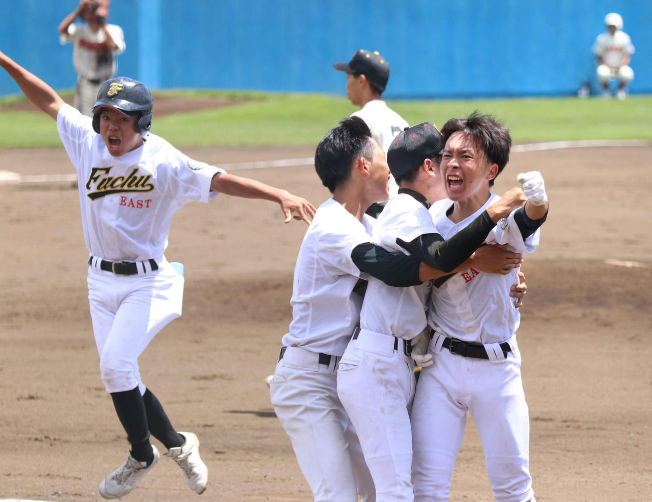 昭和対府中東　サヨナラ打に喜ぶ府中東の原（右）（撮影・泉光太郎）