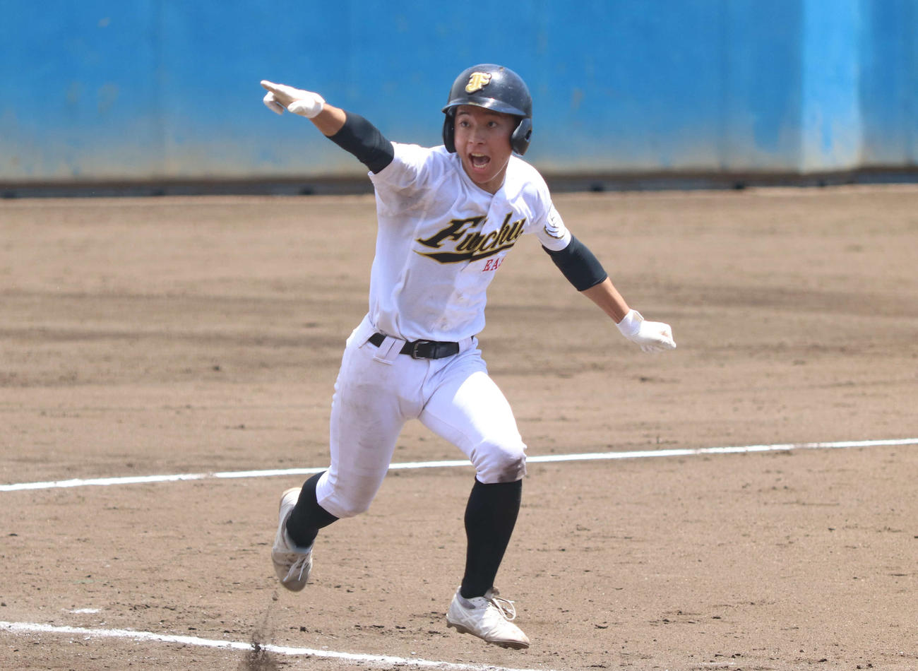 昭和対府中東　9回裏府中東2死満塁、サヨナラの2点右前適時打を放った原（撮影・泉光太郎）