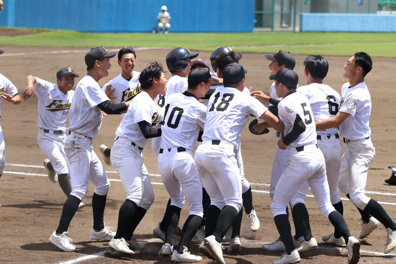 昭和対府中東　2戦連続のサヨナラ勝ちに喜ぶ府中東の選手たち（撮影・泉光太郎）
