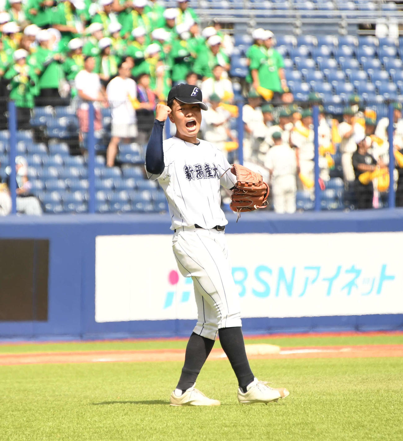 新発田農戦で完封勝利を飾りガッツポーズを決める新潟産大付・小平