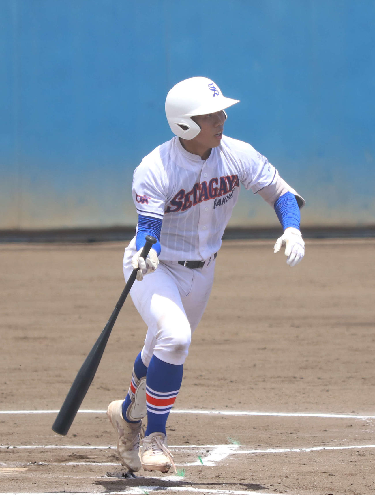 法政対世田谷学園　1回裏世田谷学園1死満塁、先制の右犠飛を放った犀川（撮影・泉光太郎）