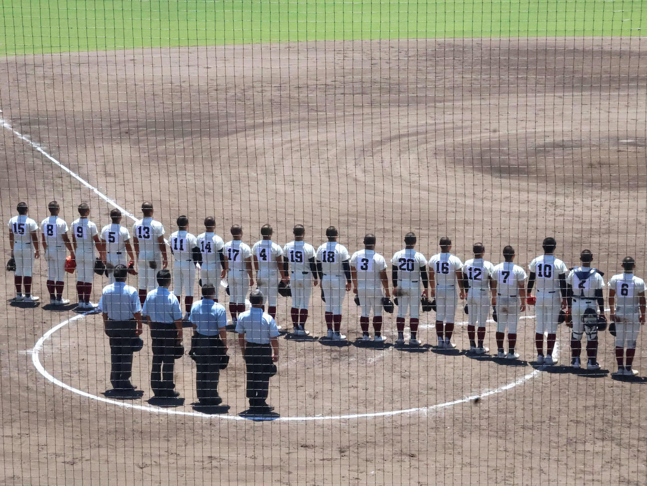 大阪桐蔭対天王寺　勝利し、校歌斉唱する大阪桐蔭の選手たち（撮影・溝淵千夏）