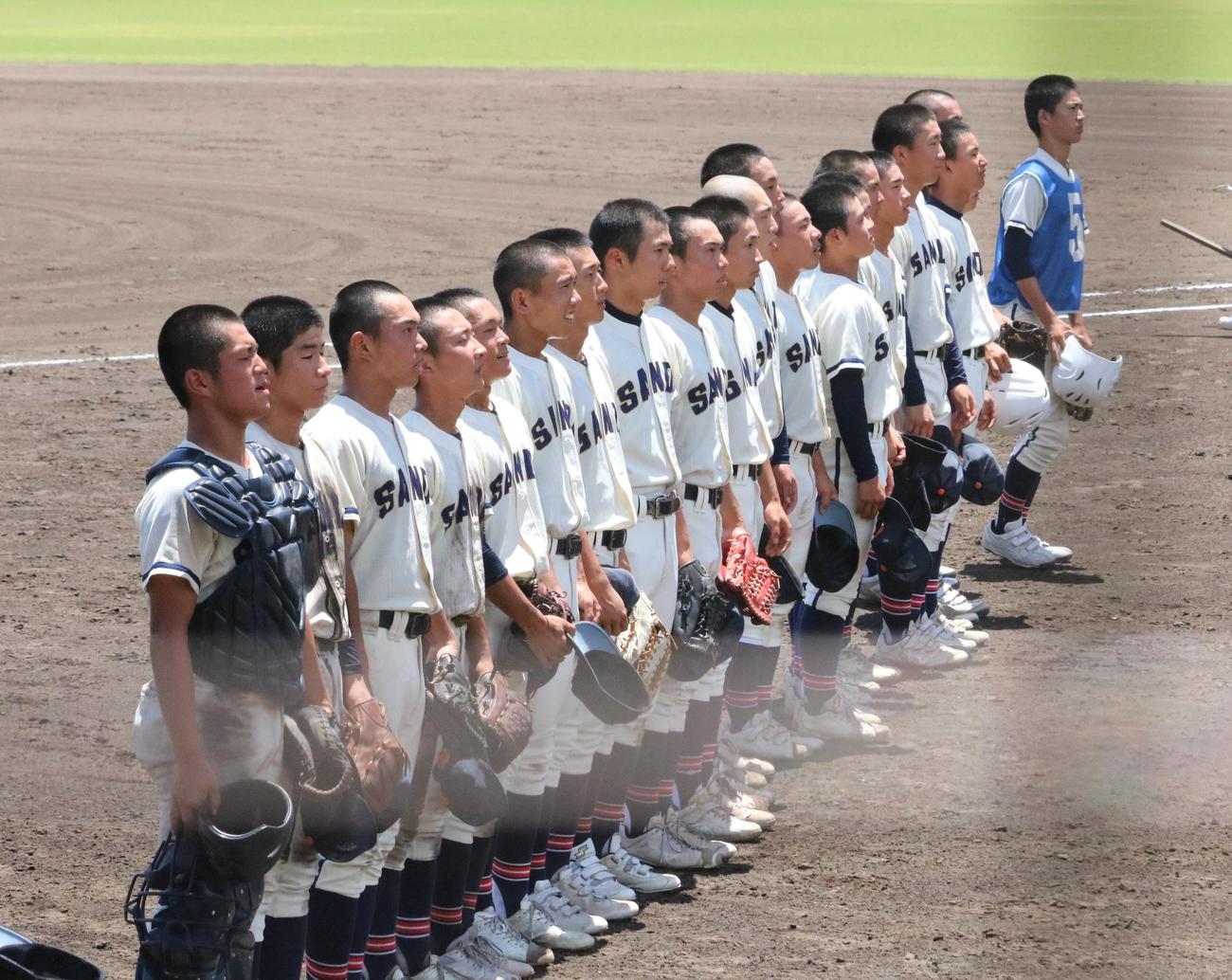 三田学園対須磨翔風　勝利した三田学園ナインがスタンドにあいさつする（撮影・林亮佑）
