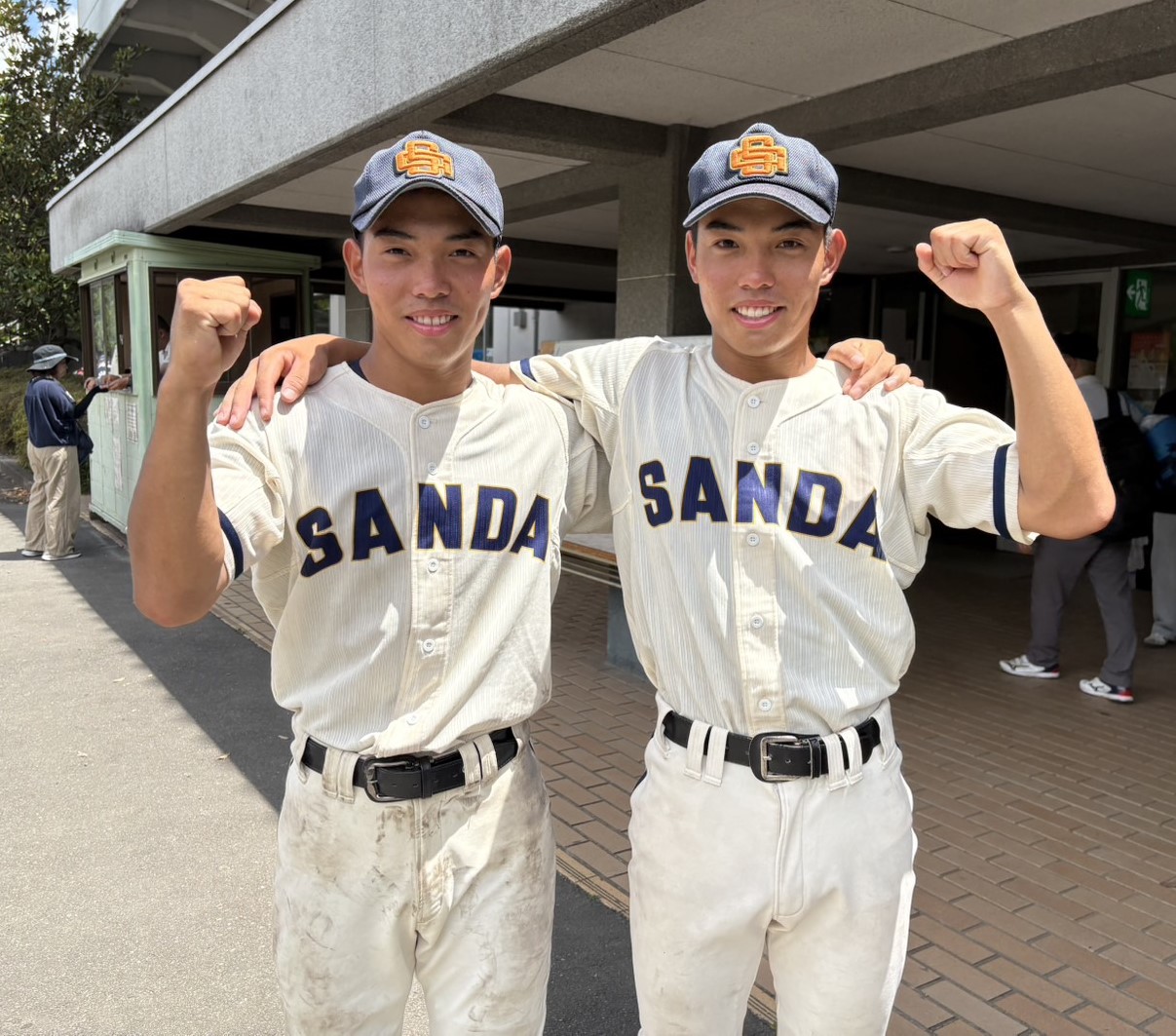 三田学園対須磨翔風　三田学園の三輪奈（写真左）と三輪歩が肩を組みガッツポーズ（撮影・林亮佑）