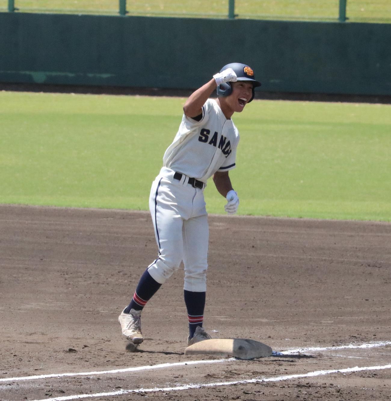 三田学園対須磨翔風　6回表1死満塁、三田学園の三輪歩が同点打を放ちほえる（撮影・林亮佑）