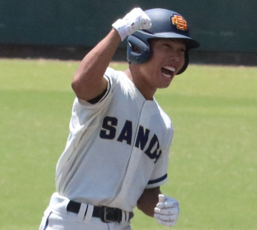 三田学園対須磨翔風　6回表1死満塁、三田学園の三輪歩が同点打を放ちほえる（撮影・林亮佑）