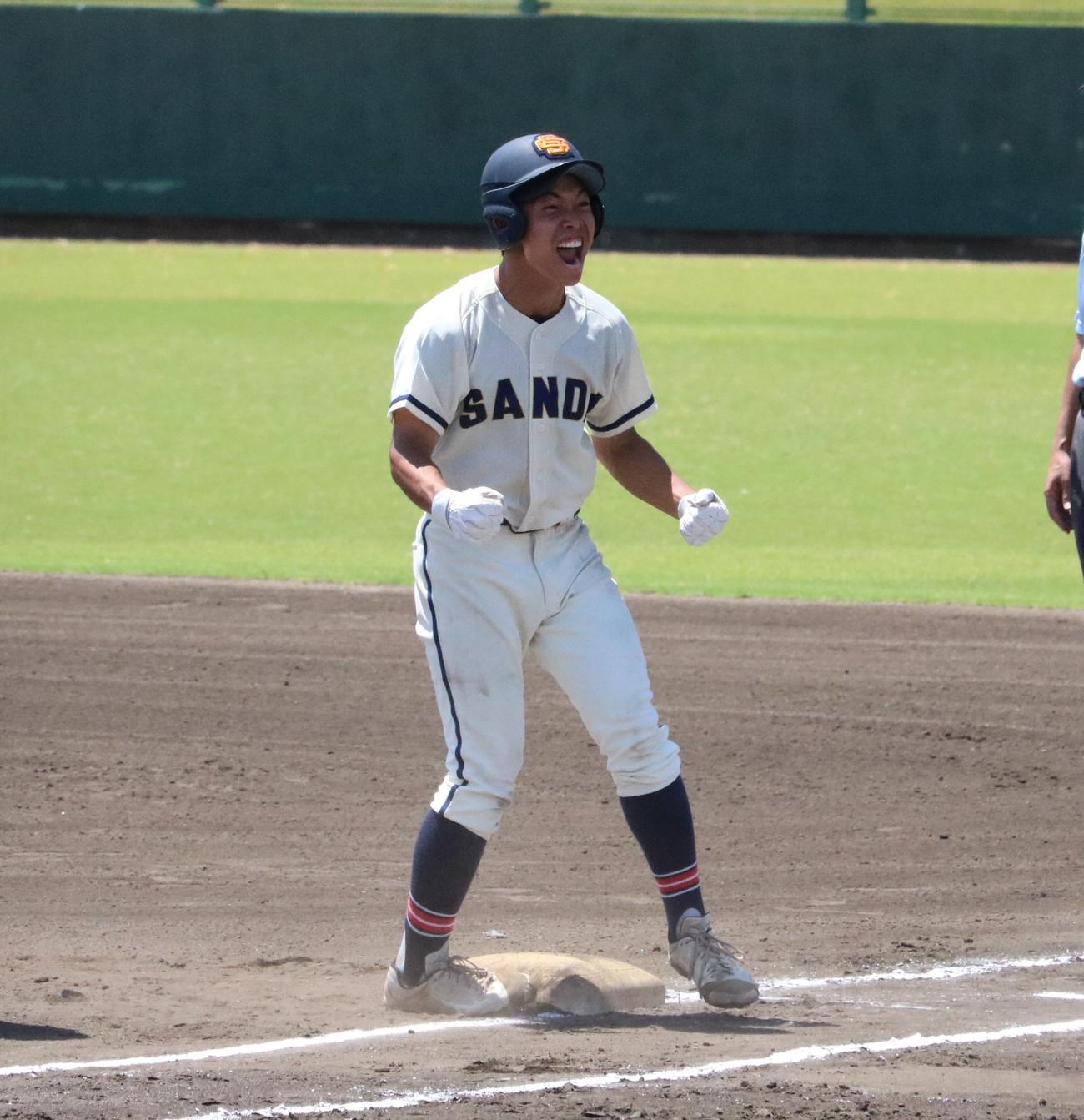 三田学園対須磨翔風　6回表1死満塁、三田学園の三輪奈が同点打を放ちほえる（撮影・林亮佑）