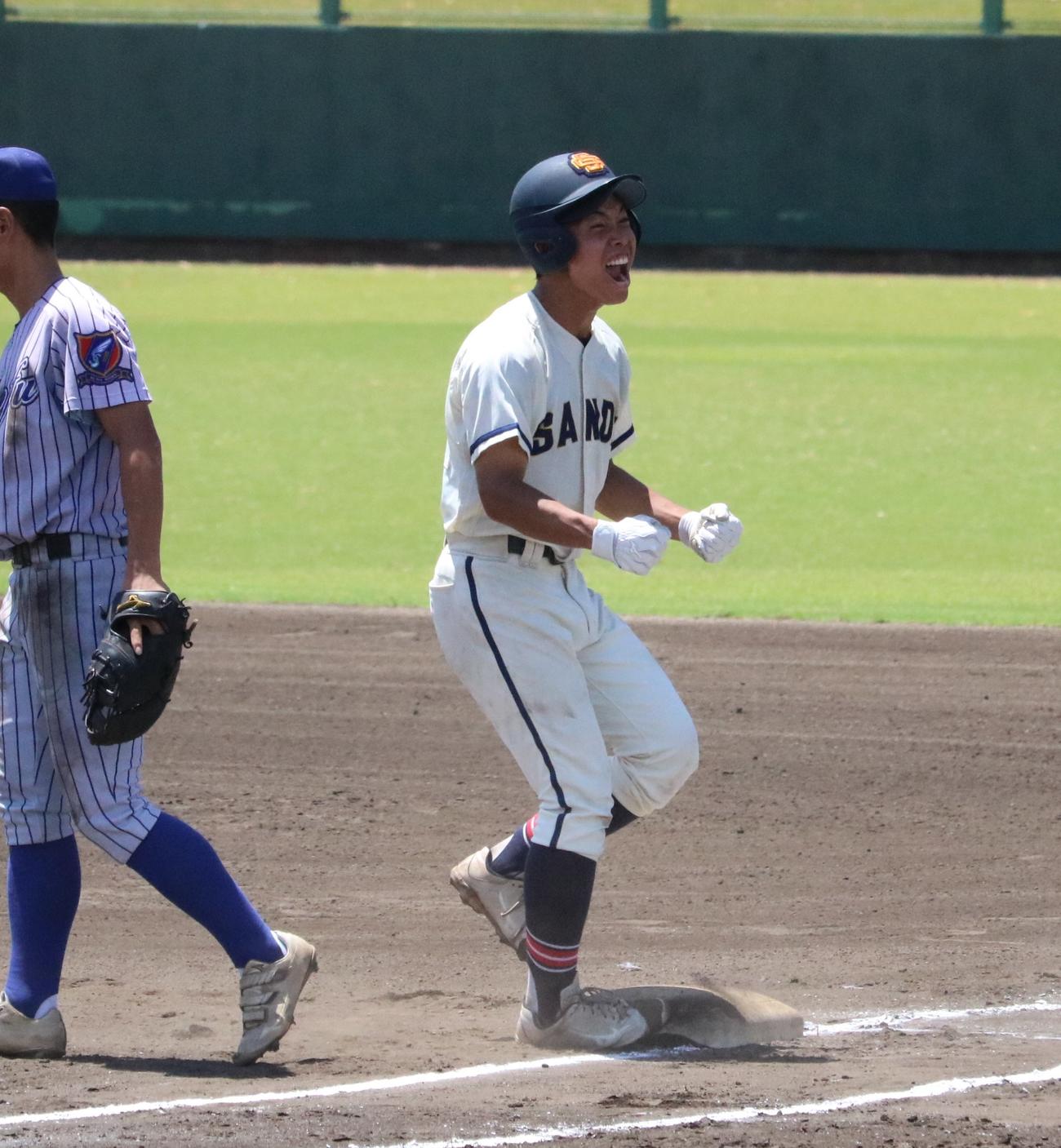 三田学園対須磨翔風　6回表1死満塁、三田学園の三輪奈が同点打を放ちほえる（撮影・林亮佑）