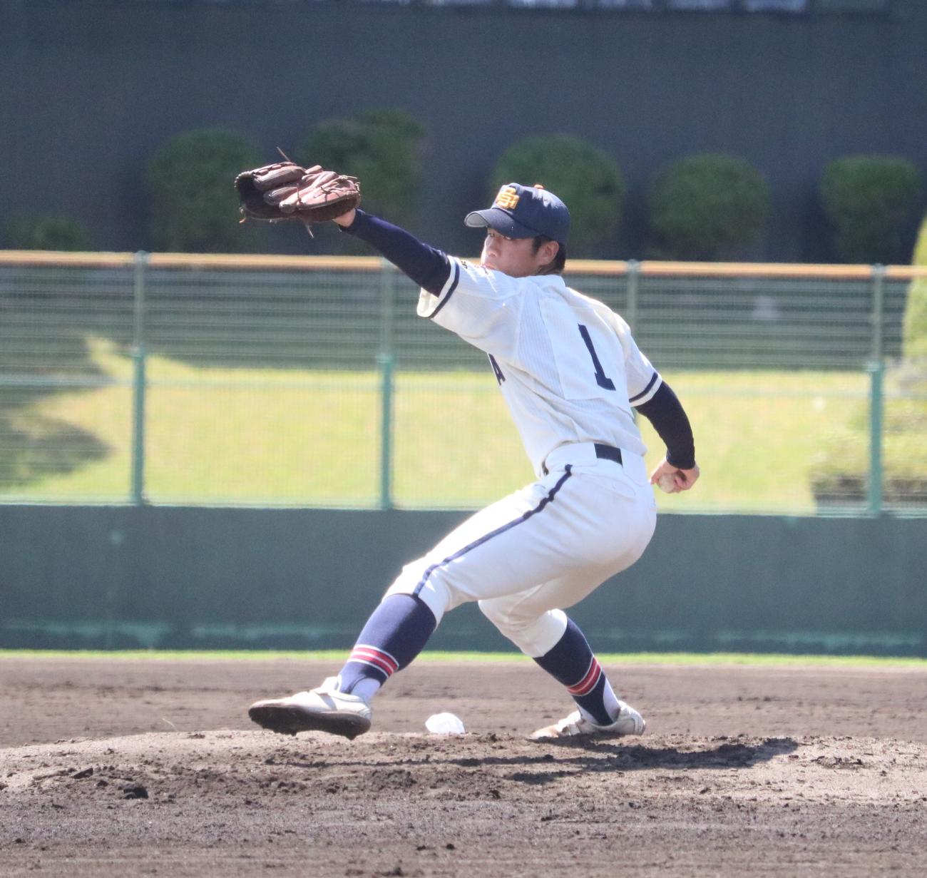 三田学園対須磨翔風　三田学園の先発熊野（撮影・林亮佑）