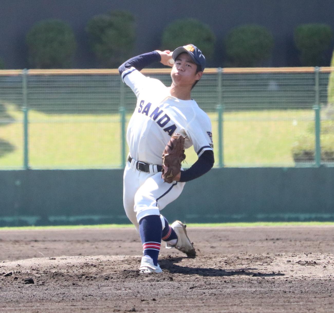 三田学園対須磨翔風　三田学園の先発熊野（撮影・林亮佑）