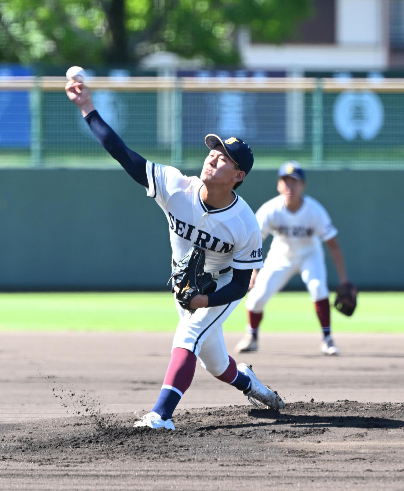 耐久対星林　先発する星林・則藤（撮影・和賀正仁）