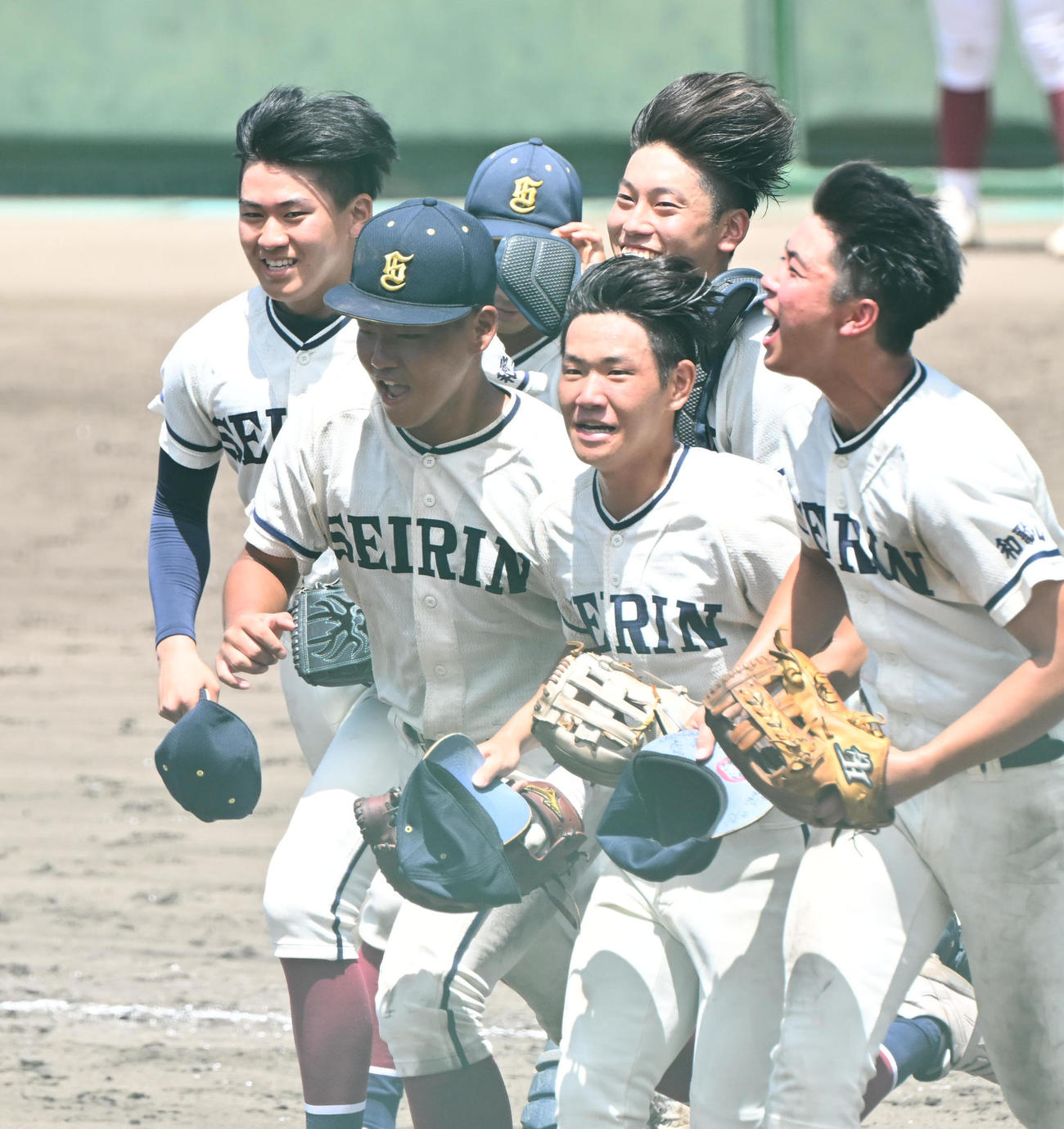 耐久対星林　耐久に勝利し、応援団に駆け出す則藤（左端）ら星林ナイン（撮影・和賀正仁）