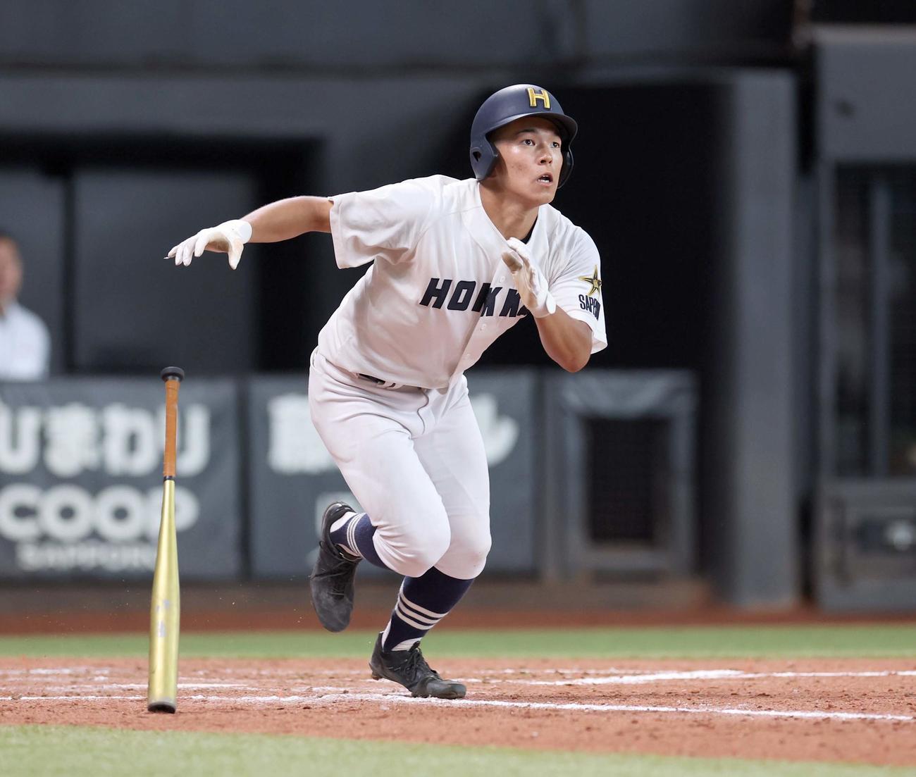 札幌日大対北海　5回裏北海2死満塁、右越え満塁本塁打を放つ佐竹（撮影・黒川智章）