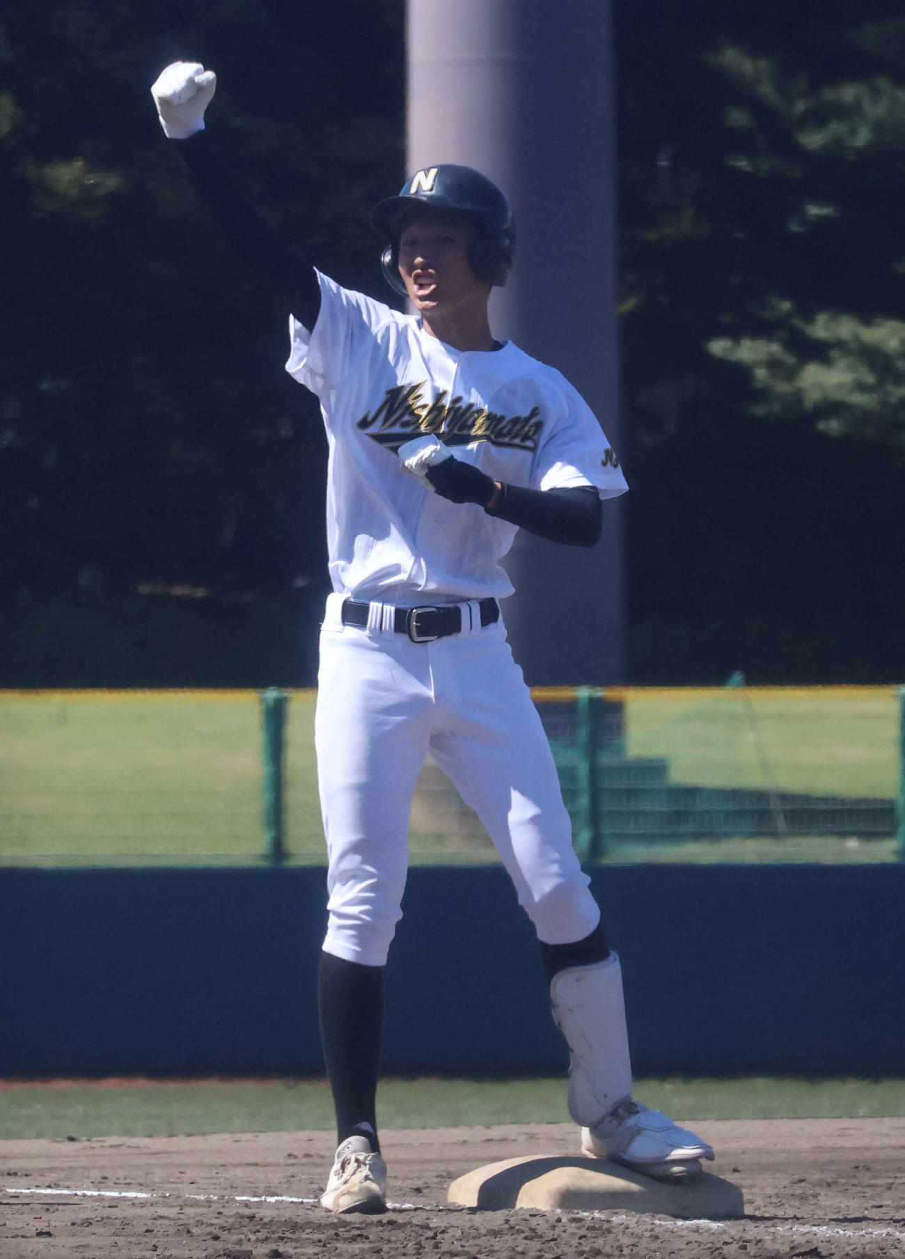 高校野球奈良大会2回戦西大和対磯城野　5回裏1死一塁から右中間へ勝ち越し適時3塁打を放ち、ガッツポーズをする西大和学園・大西航平（撮影・佐藤奨真）