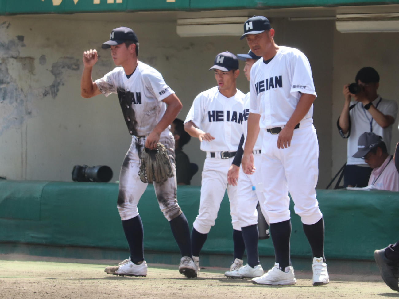 京都大会4回戦　京都外大西対龍谷大平安　7回表の守備前に、足がつった龍谷大平安・鏡（写真左）（撮影・中島麗）