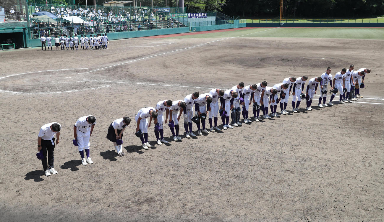 高円芸術・国際・二階堂・山辺対天理　高円芸術・国際・二階堂・山辺に5回コールド勝ちを決めて応援席に向かって一礼する天理ナイン（撮影・白石智彦）