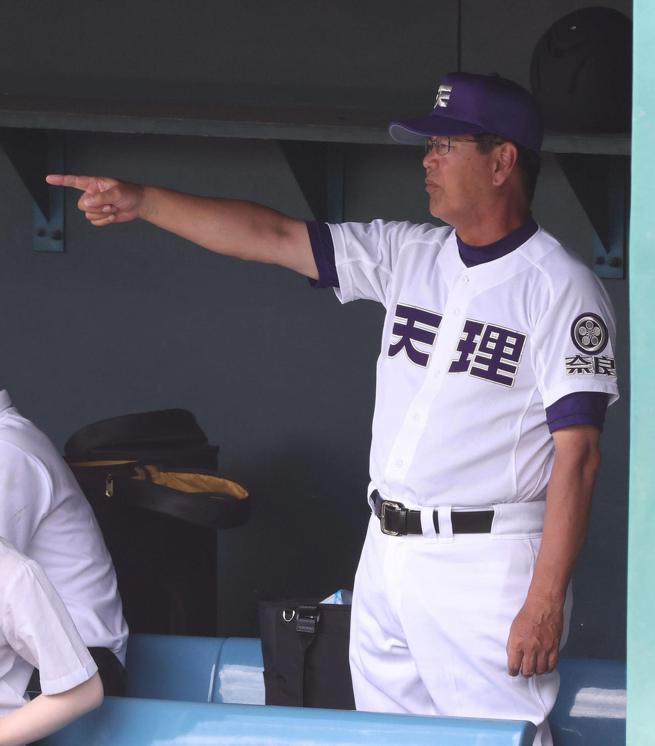 高円芸術・国際・二階堂・山辺対天理　ナインに指示を出す天理・藤原監督（撮影・白石智彦）