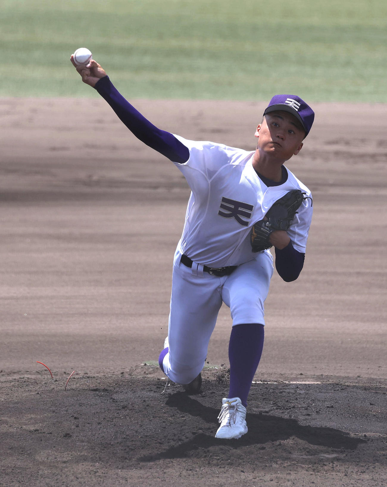 高円芸術・国際・二階堂・山辺対天理　高円芸術・国際・二階堂・山辺戦に先発する天理・長尾（撮影・白石智彦）