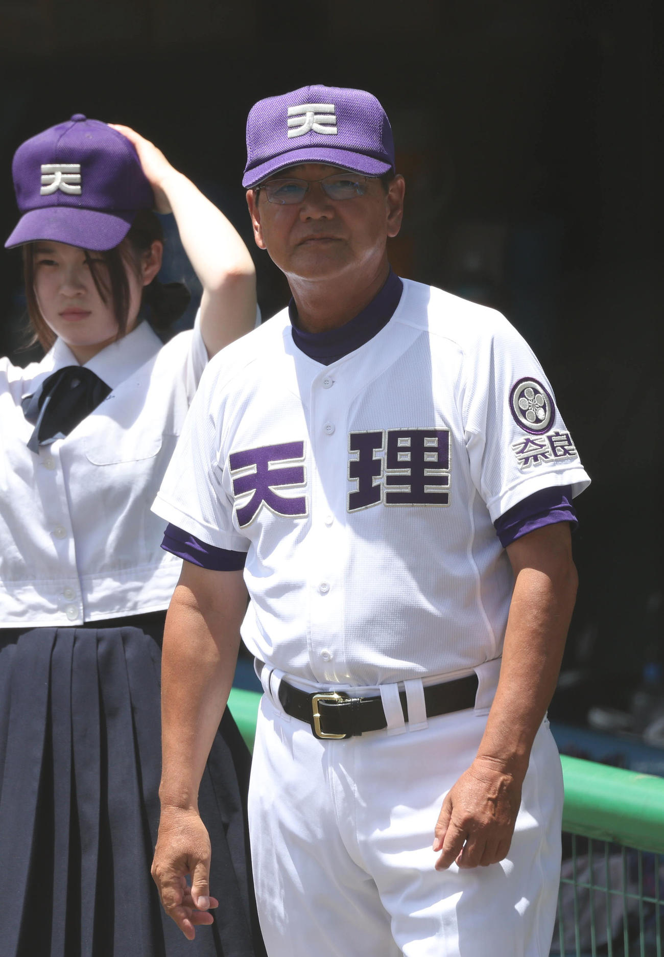 高円芸術・国際・二階堂・山辺対天理　試合前の整列をする天理・藤原忠理監督（撮影・白石智彦）