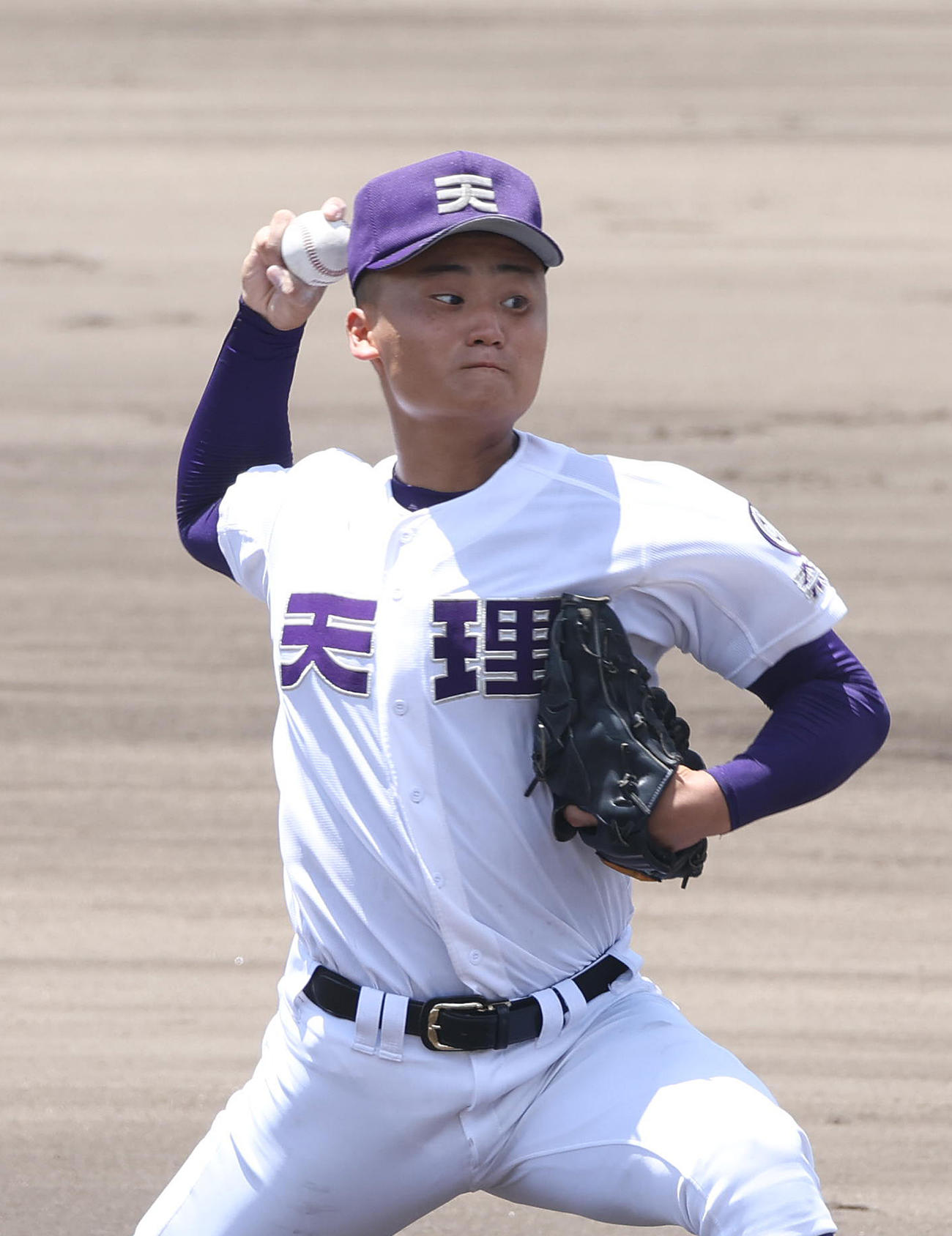 高円芸術・国際・二階堂・山辺対天理　高円芸術・国際・二階堂・山辺戦に先発する天理・長尾（撮影・白石智彦）