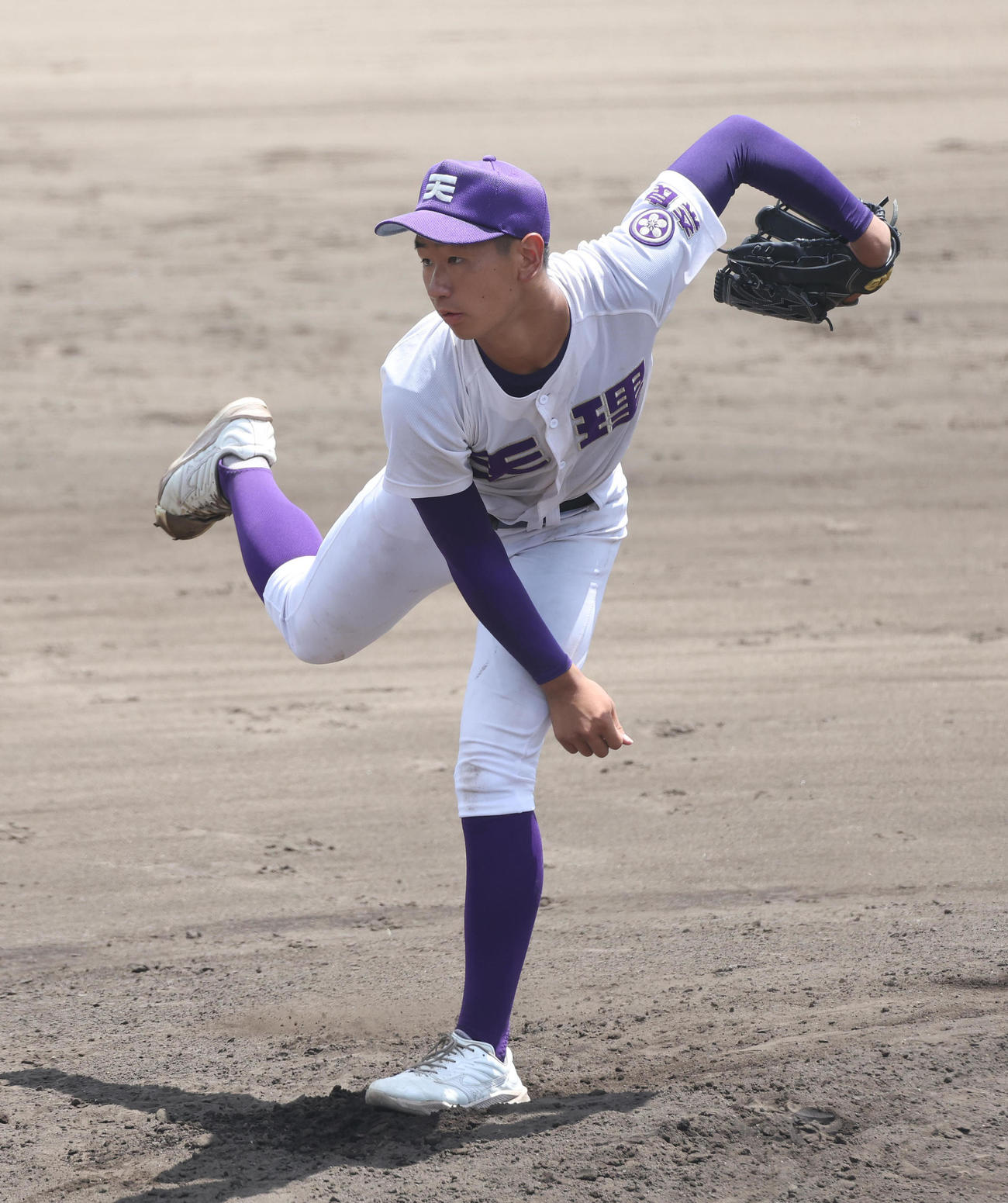 高円芸術・国際・二階堂・山辺対天理　高円芸術・国際・二階堂・山辺戦に3番手で力投する天理・酒井（撮影・白石智彦）
