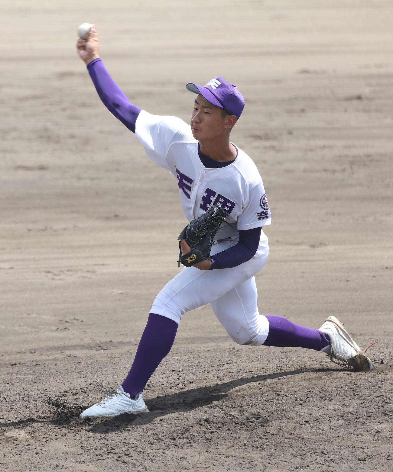 高円芸術・国際・二階堂・山辺対天理　高円芸術・国際・二階堂・山辺戦に3番手で力投する天理・酒井（撮影・白石智彦）