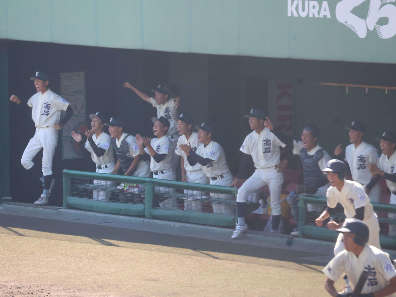 高石対寝屋川　7回裏、盛り上がる高石ベンチ（撮影・溝淵千夏）