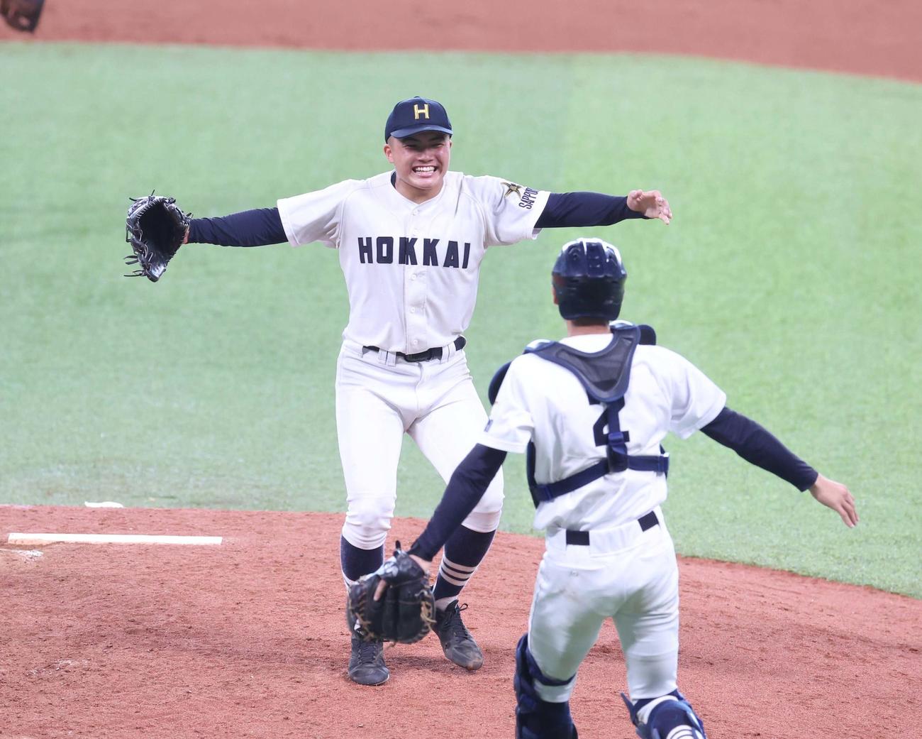 札幌日大対北海　優勝し笑顔で長南と抱き合う北海・浅水（左）（撮影・黒川智章）