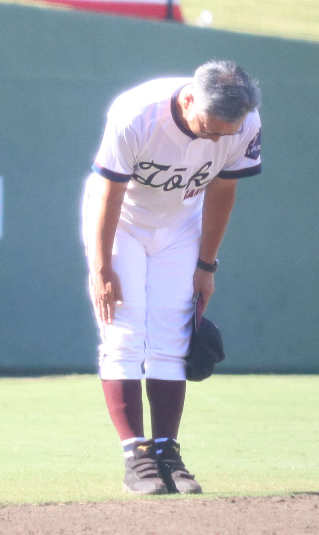 日大藤沢－桐光学園　日大藤沢のスタンドにも一礼した桐光学園・野呂監督（撮影・寺本吏輝）