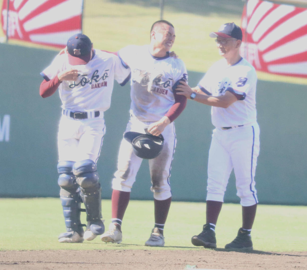 日大藤沢－桐光学園　敗戦し泣く選手に声をかける野呂雅之監督（撮影・寺本吏輝）